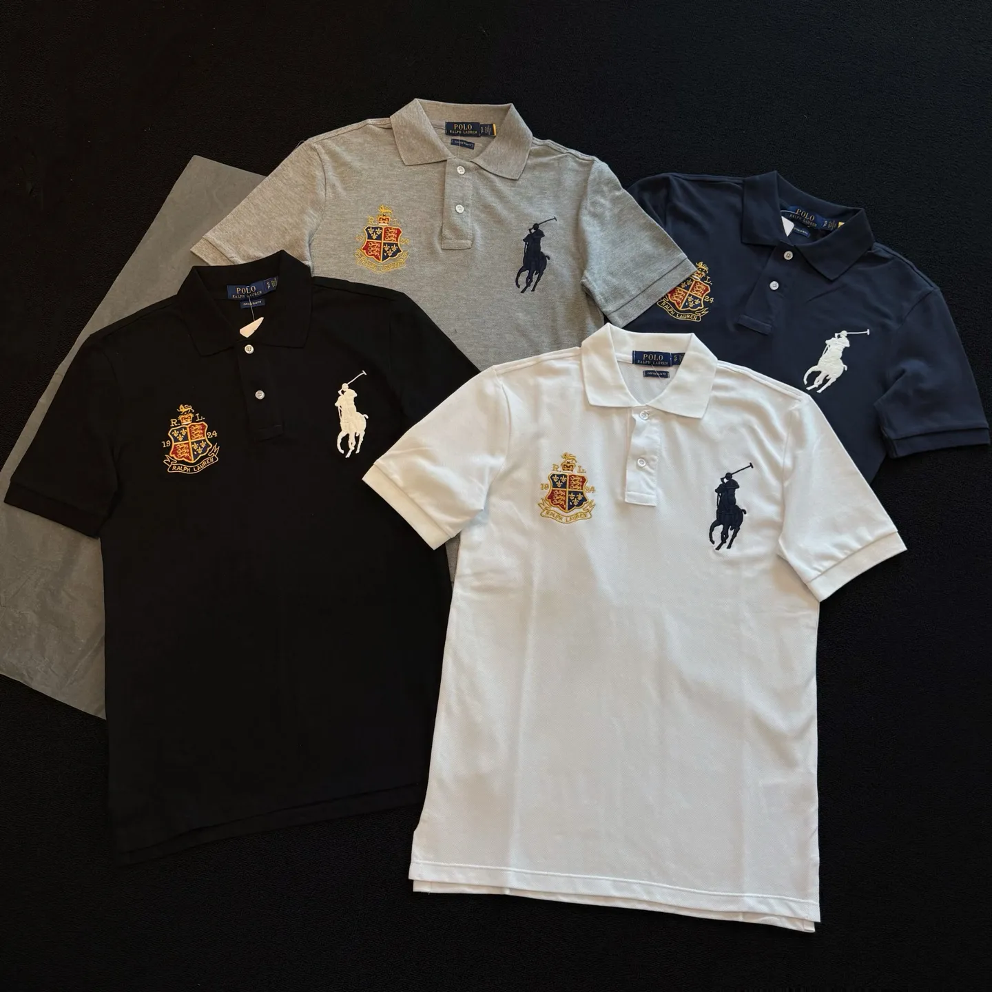 P170 Style No. RL01 (four colors) Ralph Lauren/Ralph Lauren Basic Malaysian Crown 👑Club emblem embroidered logo Big Pony Lapel Polo shirt T-shirt short-sleeved fabric 100% piqué cotton, imported embroidered logo on the chest, custom threaded collar, Malaysian embroidery, the highest version, suitable for business and leisure daily use! 🌘Two-button placket, laser logo pearlescent resin buttons, cuffs and hem using double-thread sewing technology, different currency versions, full set of original three-label accessories!   SIZE #S~XXL Color#Black Navy Gray White